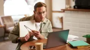 An entrepreneur teaching a new content trend on Youtube