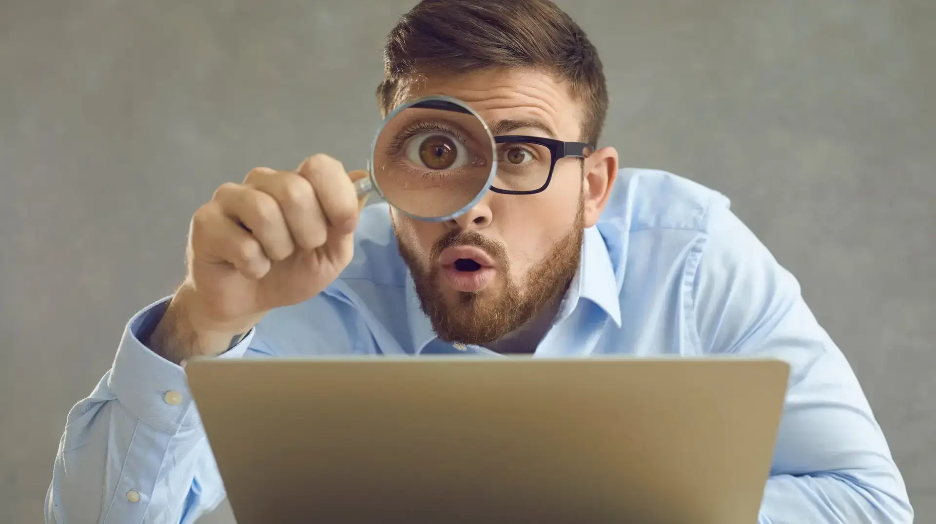 Portrait,Of,Funny,Handsome,Nerdy,Young,Business,Man,In,Glasses