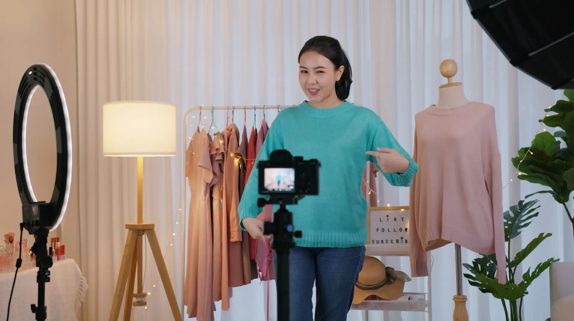 Asia,Sme,Owner,Or,Seller,Woman,Micro,Influencer,Record,Live