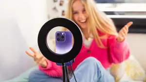 Girl,Making,Video,At,Home,And,Live,Streaming,On,Social