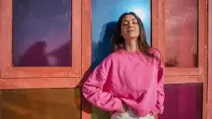 Trendy,Millennial,Woman,In,Pink,Sweatshirt,Looking,At,The,Camera