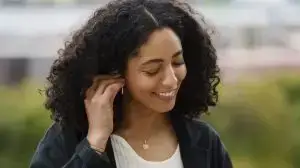 woman-using-wireless-headphone-technology