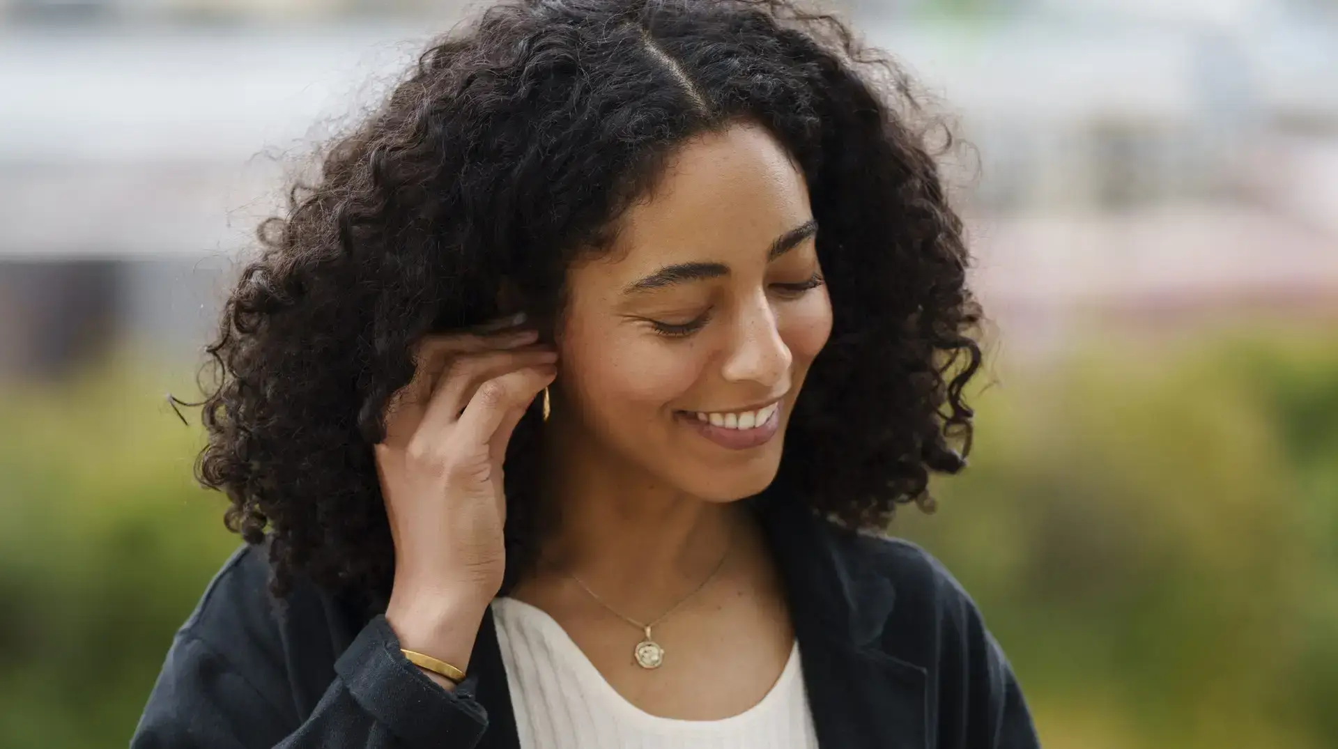woman-using-wireless-headphone-technology