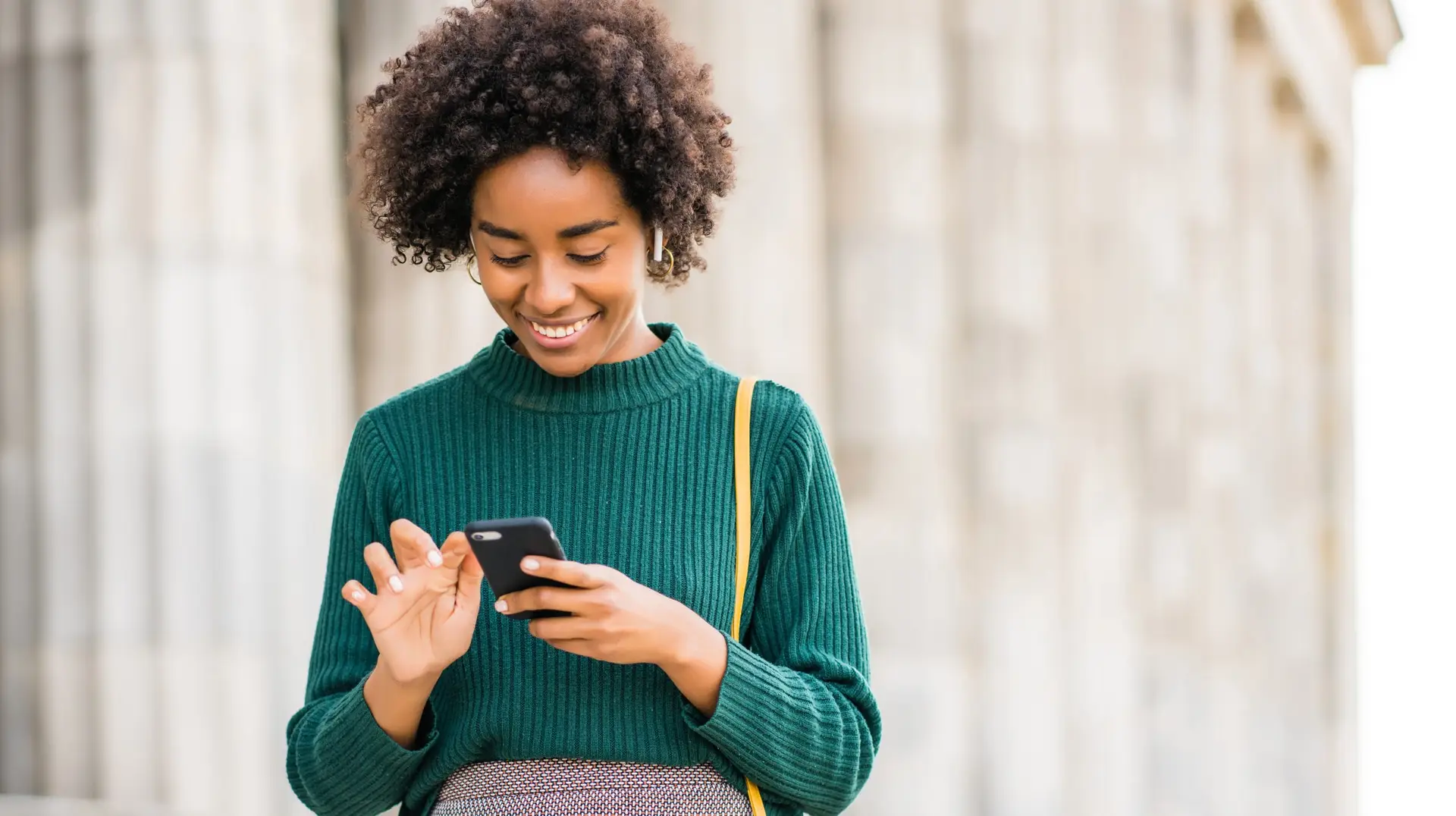 Business woman using her mobile phone outdoors.