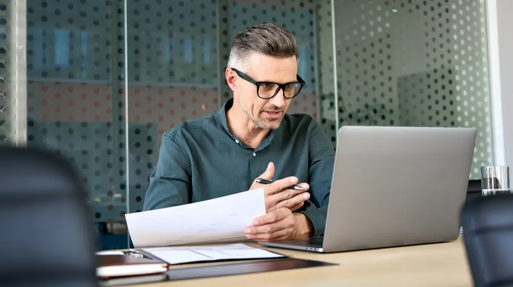 Mature,Business,Man,Executive,Coach,Talking,Using,Laptop,Computer,Having