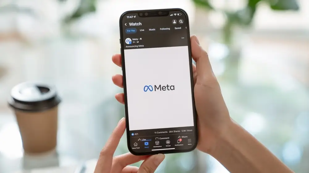 Bangkok,,Thailand,-,November,09,,2021:,Hand,Holding,Apple,Iphone