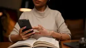 Gorgeous,And,Elegant,Asian,Female,Using,Her,Smartphone,To,Chat