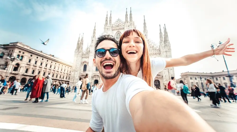 Happy,Couple,Taking,Selfie,In,Front,Of,Duomo,Cathedral,In