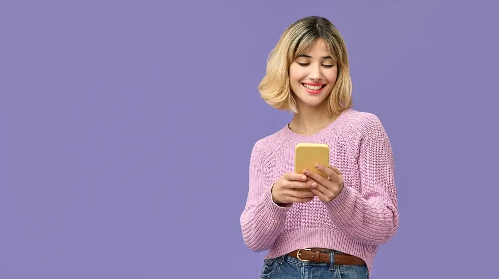 Happy,Pretty,Gen,Z,Blonde,Young,Woman,Model,Holding,Smartphone