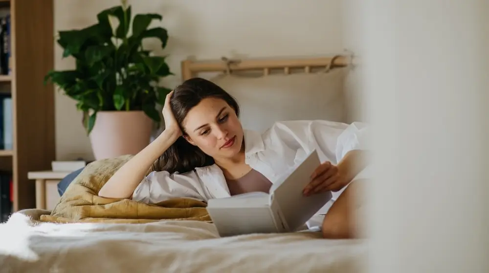 Beautiful,Woman,Reading,Book,In,Bed,,Cozy,,Warm,And,Contented