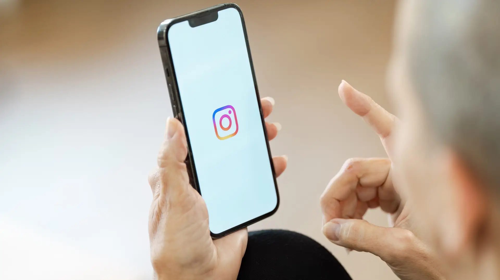 Chiang,Mai,,Thailand,-,July,19,2024:,Woman,Hand,Holding