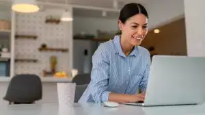 Beautiful,Young,Concentrated,Business,Woman,Wearing,Shirt,Using,Laptop,In