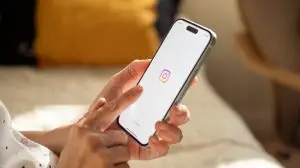 Moscow,,Russia,-,October,18,,2024:,Woman,Hand,Is,Holding