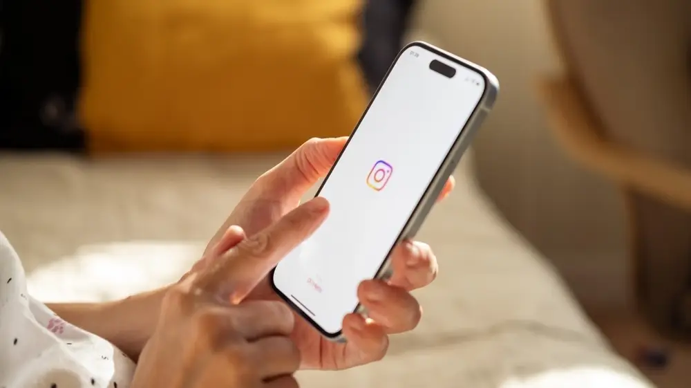 Moscow,,Russia,-,October,18,,2024:,Woman,Hand,Is,Holding