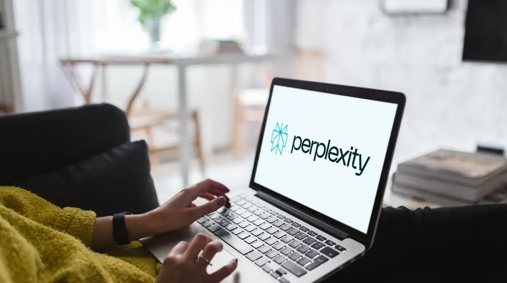 Madrid,,Spain;,05,28,2025,Woman,Browsing,Perplexity,Ai,,An