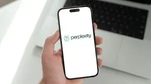 Madrid,,Spain;,05,28,2025,Close-up,Of,Hand,Holding,A