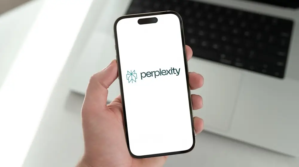 Madrid,,Spain;,05,28,2025,Close-up,Of,Hand,Holding,A