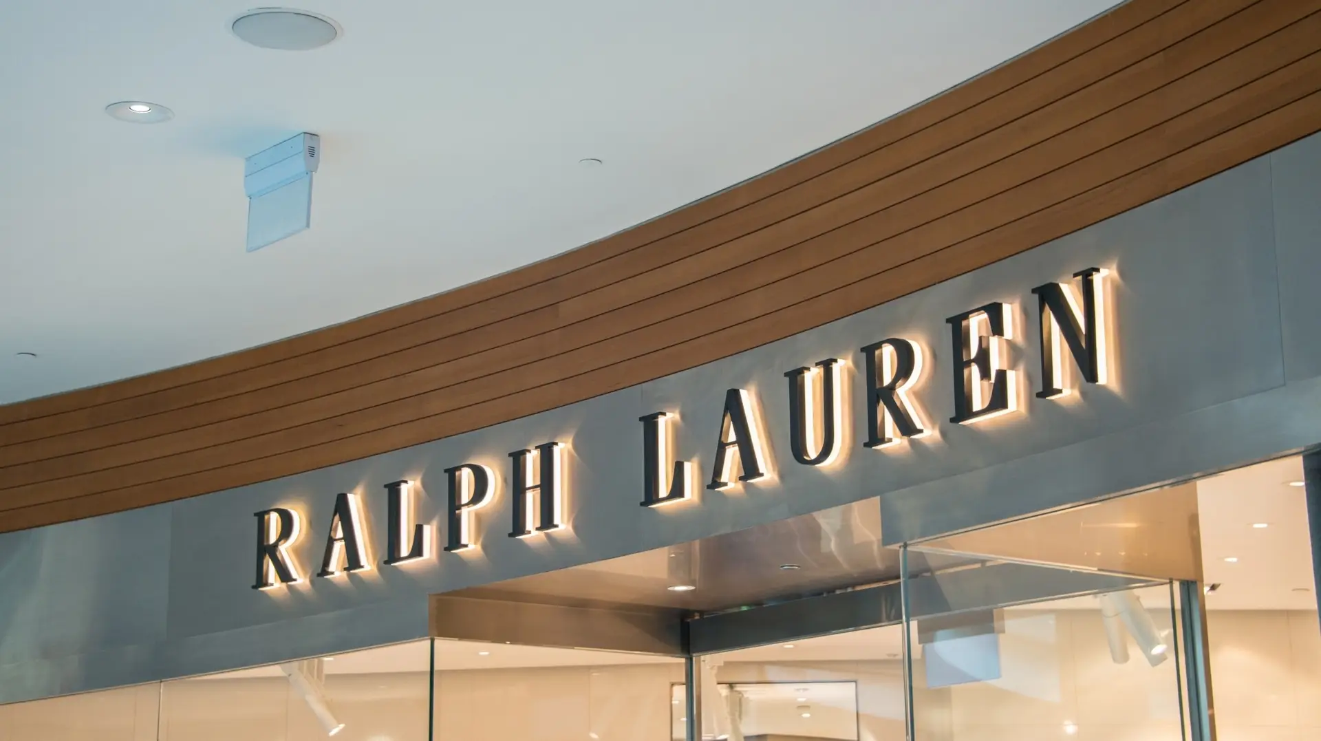 Singapore,-,August,5,,2014:,The,Shoppes,Shopping,Mall,On