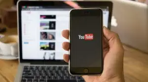 Chiang,Mai,thailand,-,Jan,26,,2017:,A,Woman,Showing,Screen