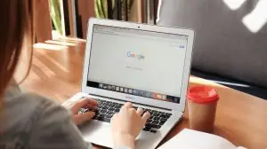 Kiev,,Ukraine,-,September,28,,2017:,Young,Woman,Using,Apple