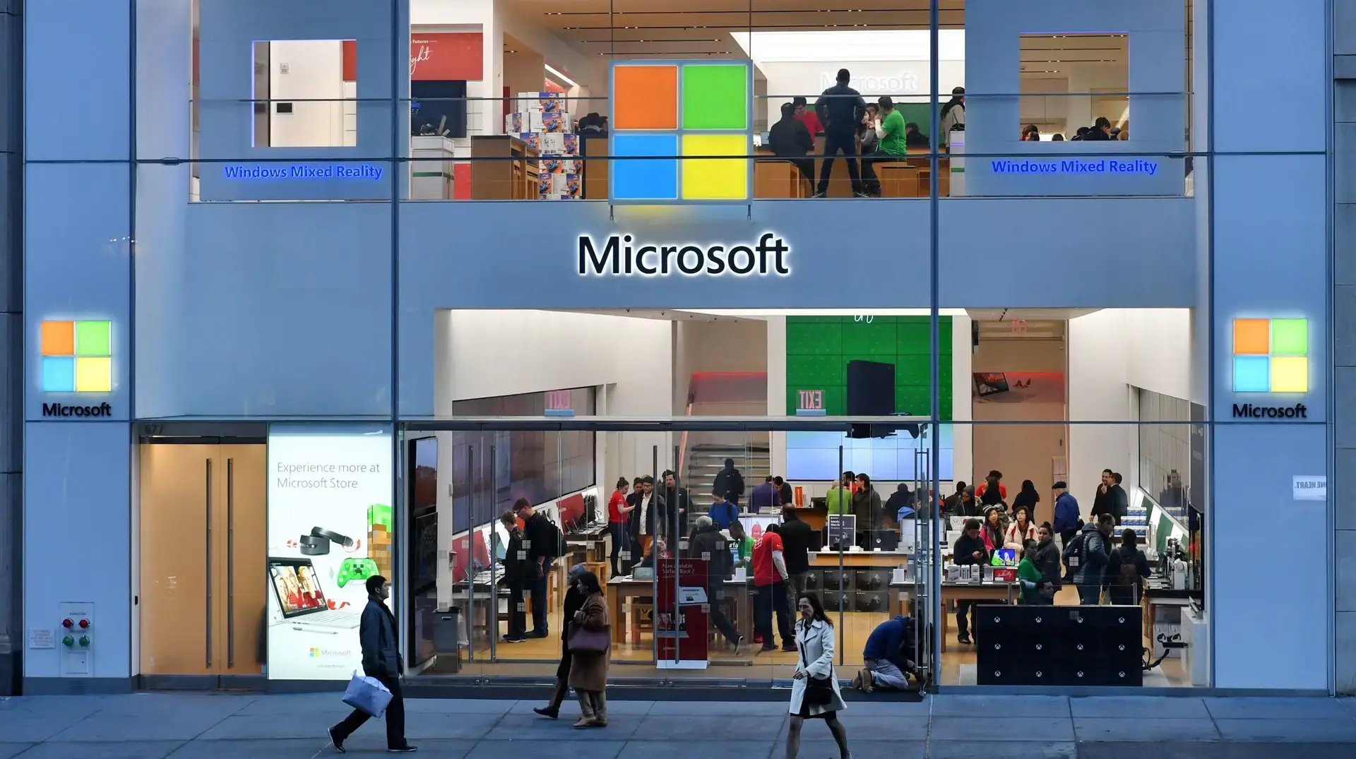 New,York,City,,Usa,-,Nov,16,,2017:,People,Walk