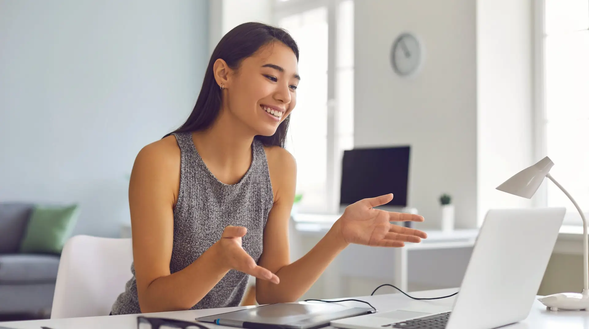 social media woman influencer