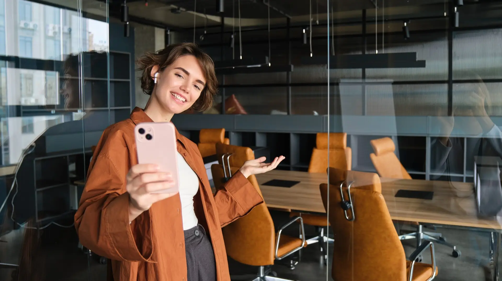 woman recording a marketing trend