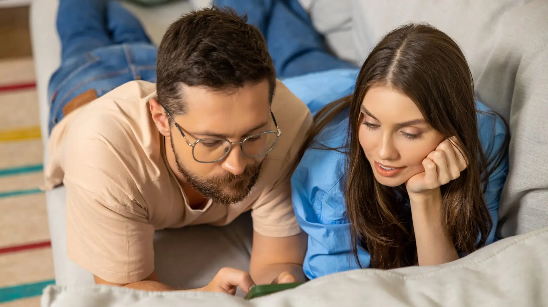 2 people looking at tiktok trends