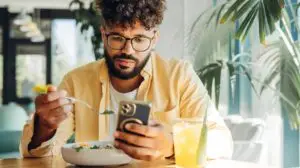 social media influencer o his phone