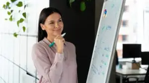 Woman presenting a course using a whiteboard