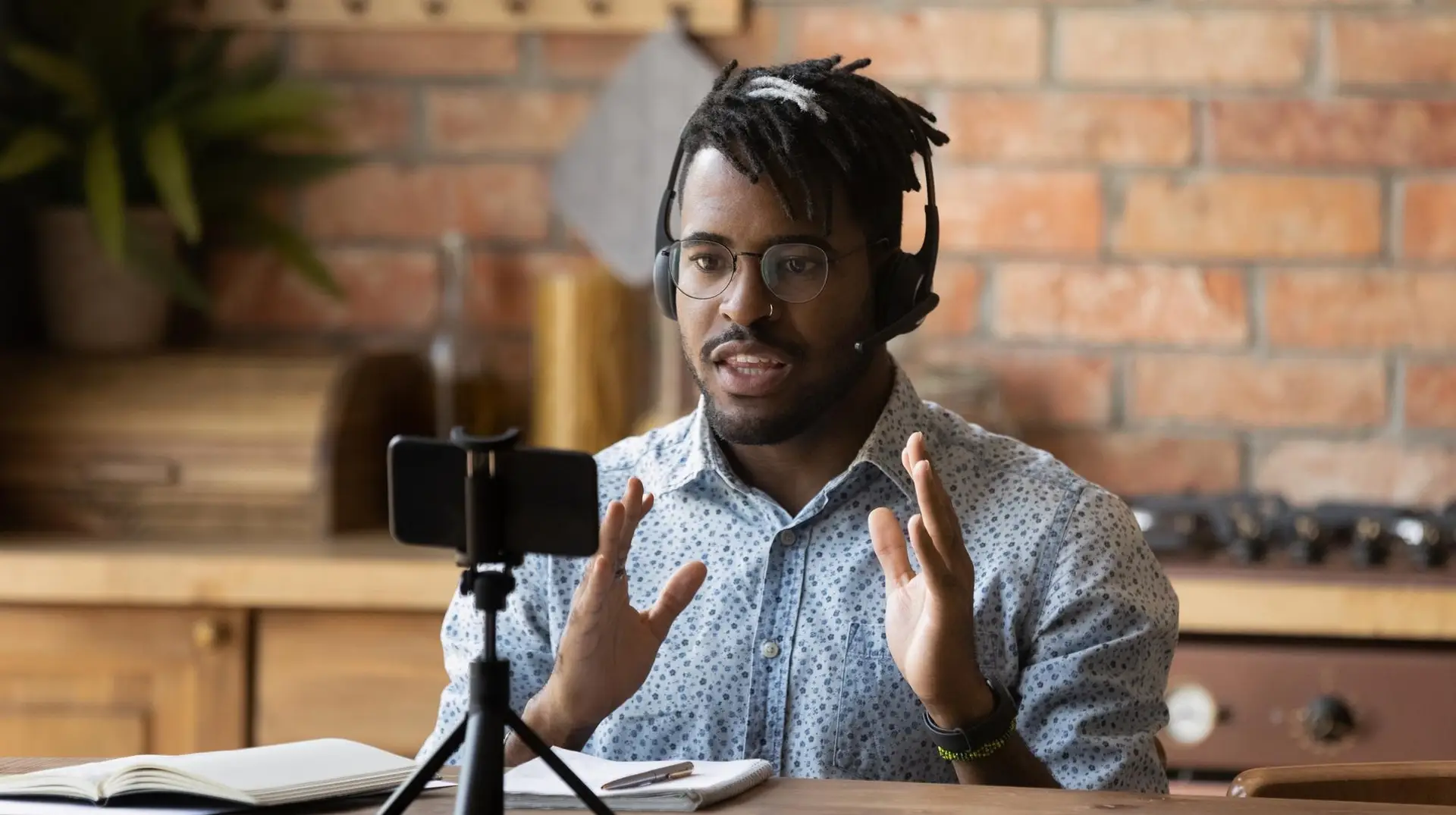 A man recording a marketing video presentation using Vavoza Insider trends