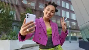 Woman recording a viral video for tiktok after reading Vavoza Insider