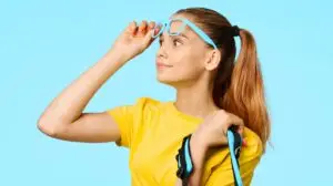 woman with sunglasses doing a trend