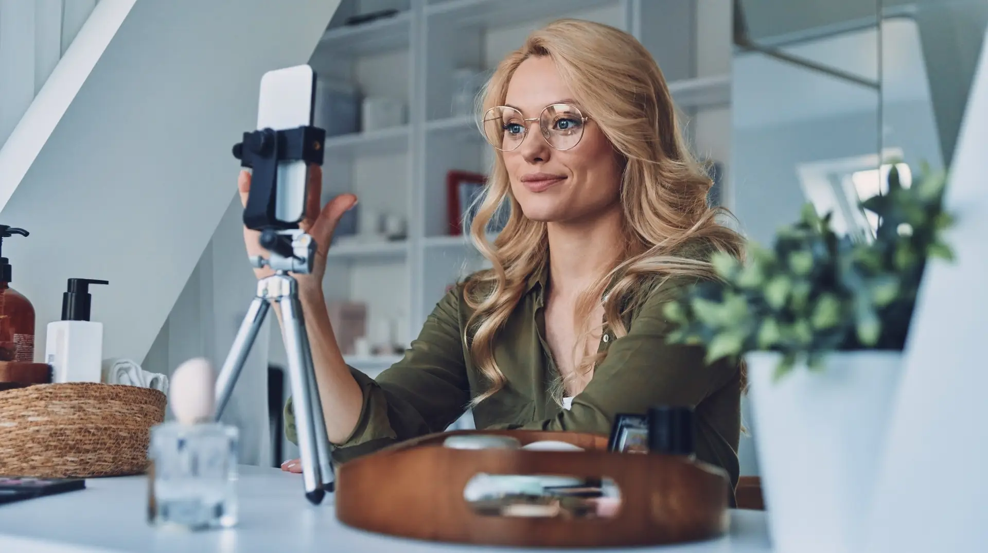 A woman marketer recording a video using Vavoza's trend tips